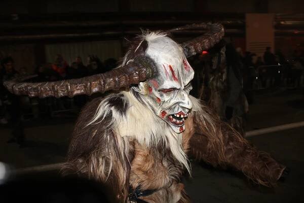 VIDEO: Do Ostravy dorazili děsiví Krampus čerti. Někdy se sápali i lidé na ně
