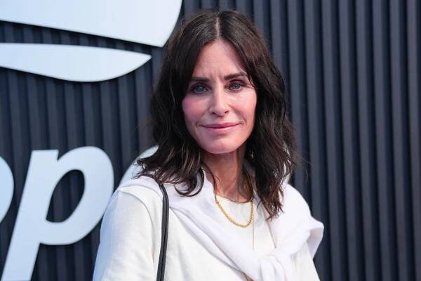 Courteney Cox Opted for a Comfier (but Not Baggy) Alternative to Skinny Jeans — Get the Look from $24