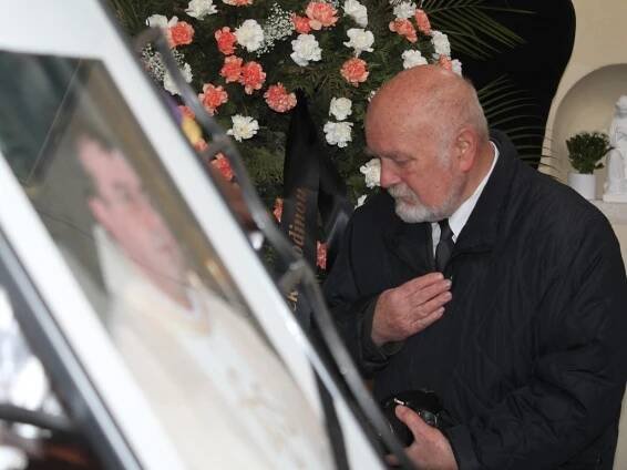 Kardinál Duka hovořil u rakve. S děkanem se loučily davy lidí