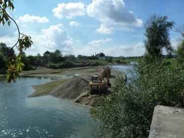 Vodohospodáři odstraňují v Troubkách štěrkové nánosy z řeky Bečvy - Povodí Moravy