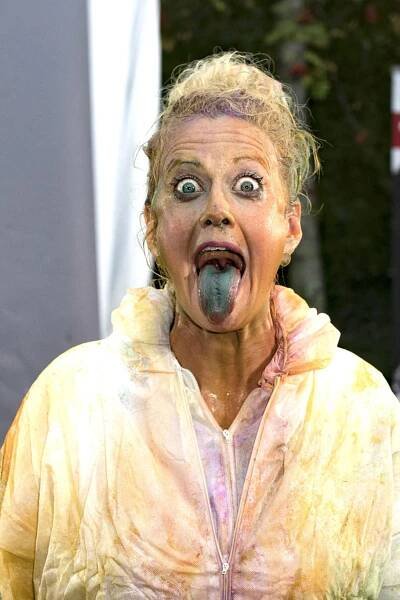 Barbara Schöneberger muss viel einstecken: Beim Farbbeschuss bekommt sie sogar Farbe in den Mund, wie sie unverkennbar demonstriert.
