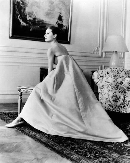 Givenchyho modely byly symbolem pařížské elegance. Nosila je Audrey Hepburnová i Jackie Kennedyová