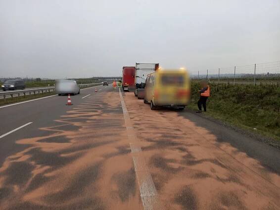 Na 95. kilometru dálnice D11 ve směru na Prahu zasahují hasiči u… | POŽÁRY.cz - ohnisko žhavých zpráv | hasiči aktuálně