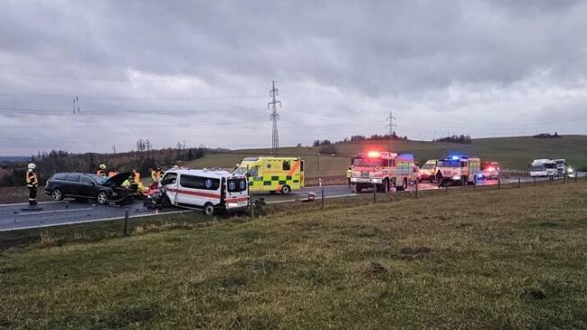 Tragická nehoda nedaleko Bruntálu. Sanitka se srazila s osobním autem