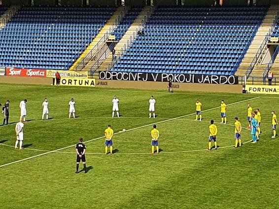 Fotbalisté Zlína a Ostravy uctili před sobotním zápase památku zesnulého Jaroslava Švacha,