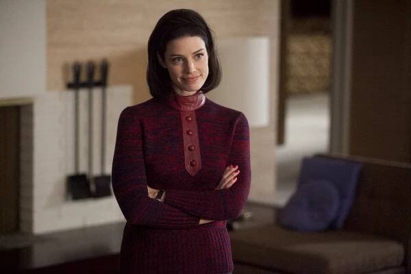 Šílenci z Manhattanu - Temné stíny - Z filmu - Jessica Paré