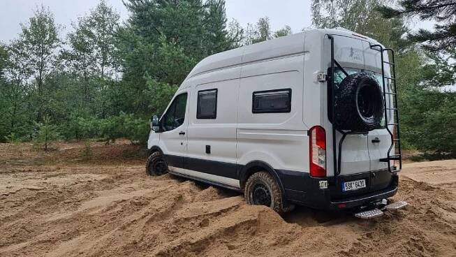Ford Transit 4x4, který si nechal postavit Zdeněk Mauer z Off tour. 