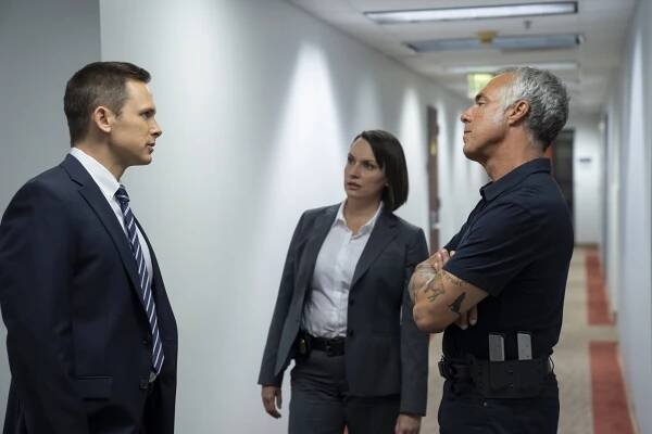 Carter MacIntyre, Julie Ann Emery, Titus Welliver - Bosch - Dobří lidé na obou stranách - Z filmu