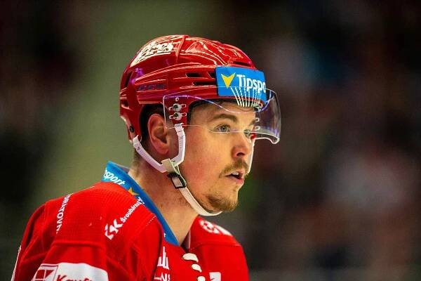 Semifinále play off hokejové extraligy - 1. zápas: HC Oceláři Třinec - BK Mladá Boleslav, 3. dubna 2022 v Třinci. Aron Chmielewski z Třince.