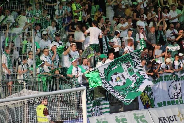 OBRAZEM: Třinec trápil mistra, nakonec ale padl. Teď míří do MSFL