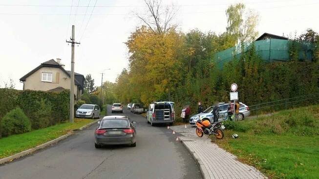 Mladistvá řidička motocyklu nezvládla v Zábřehu ostrou zatáčku. Zranila se