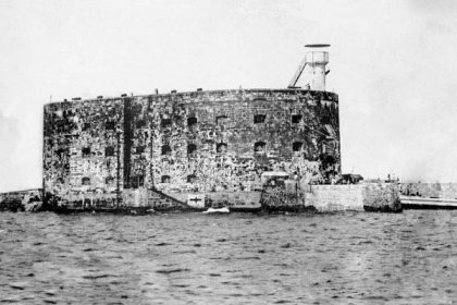Pevnost Boyard: Stavba budovy obklopené vodou nejprve působila nereálně. Z pevnosti se stala vězením, nakonec ji proslavila televize