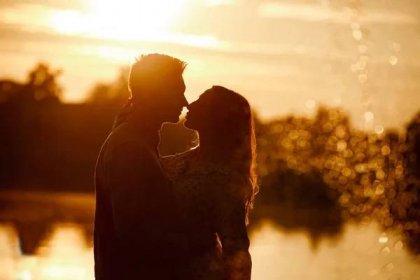 Silueta Milujícího Páru Objímajícího Při Západu Slunce Jezeře Krásný Mladý — Stock fotografie