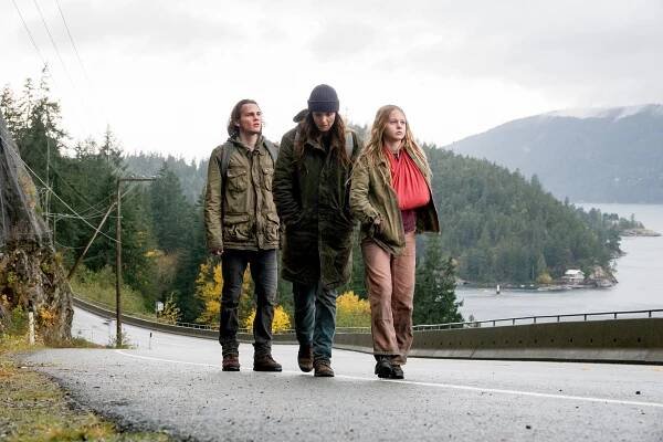Okupovaná kolonie - The Emerald City - Z filmu - Alex Neustaedter, Sarah Wayne Callies, Isabella Crovetti