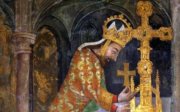 Císař Karel IV. ukládá relikvii dřeva svatého Kříže do velkého ostatkového kříže, kaple svatéhé Kříže, Karlštejn