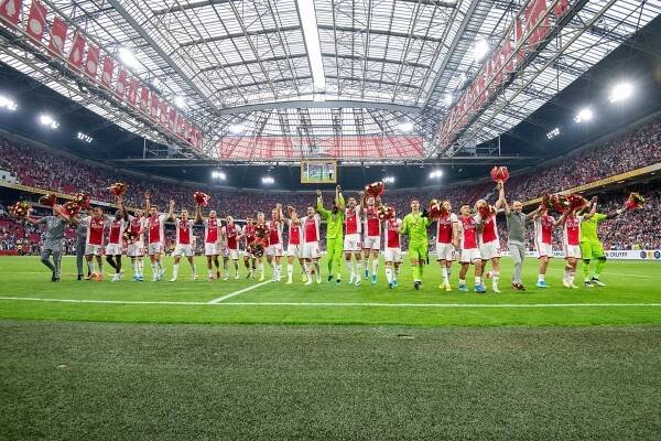 Tým AFC Ajax zdraví fanoušky (ilustrační foto).