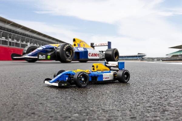 Fotka: LEGO Icons Williams Racing FW14B & Nigel Mansell