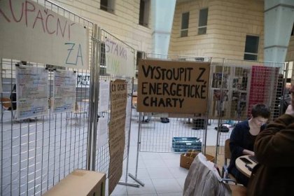 Stávka studentů za klima: přespali v atriu univerzity v Brně i přes odpor děkana