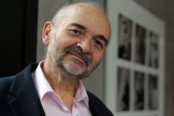 Jsme zvláštní národ. Všechno máme, ale jsme profesionálně naštvaní, říká písničkář Jan Burian