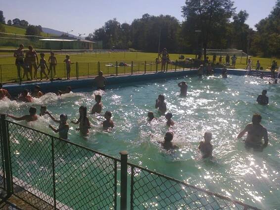 NEDÁVNÁ HISTORIE - KOUPALIŠTĚ PŘED REKONSTRUKCÍ | KOUPALIŠTĚ A SPORTOVNÍ AREÁL KOLINEC