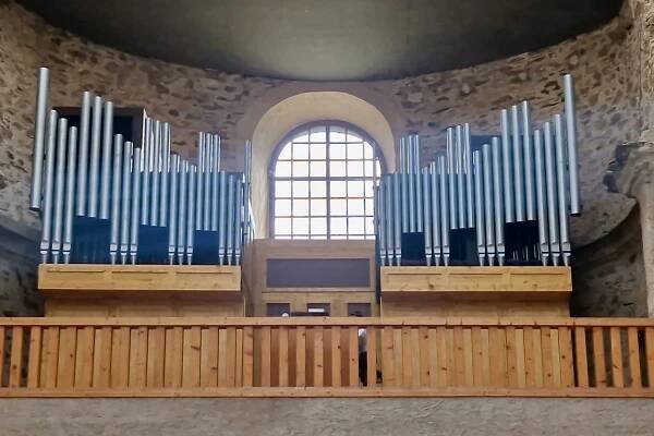 Kostel v Neratově má po 80 letech varhany, původně hrály v Karolinu
