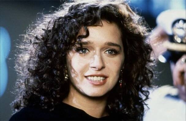 30. Valeria Golino - Žhavé výstřely (1991) - r. Jim Abrahams.jpg