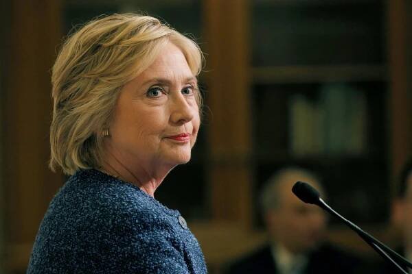 Clintonová chce již ve čtvrtek zpět do boje. Podle patologa ale mohla být otrávena