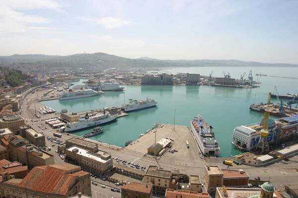 File:Porto ancona.jpg - Wikimedia Commons