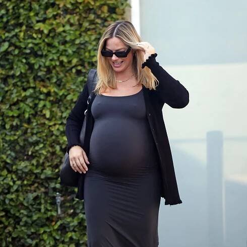Margot Robbie’s Pregnancy Shoe Is Fashion’s Hottest Flat
