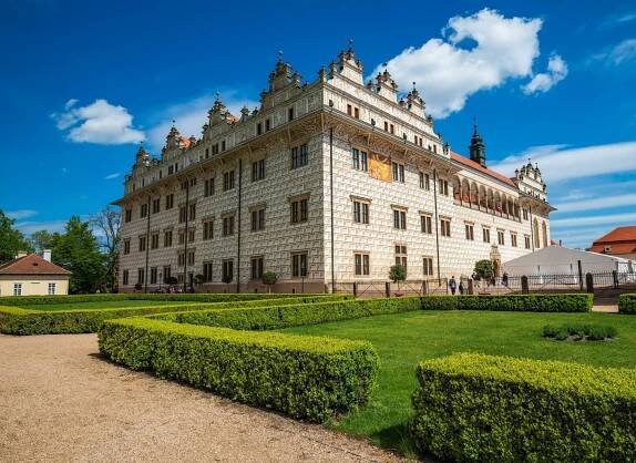 Za dobré recenze špendlík z křišťálu. Google ve spolupráci s designérským studiem Klimchi ocenil české hrady a zámky