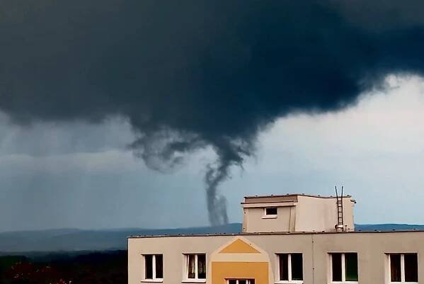 U Hodonína se v sobotu vyskytlo patrně slabší tornádo, škody nenapáchalo