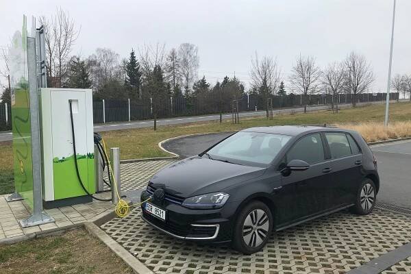 Test ojetiny: Plug-in hybrid VW Golf GTE umí jezdit za korunu na km, ale jen při správném používání
