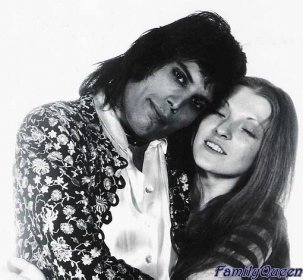 Freddie Mercury: Skutečně miloval Mary Austin? O své sexualitě nikdy nemluvil