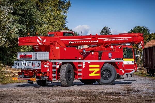 Firma Kobit dodala hasičům Správy železnic další jeřáby Liebherr, umí krabí chod | POŽÁRY.cz - ohnisko žhavých zpráv | hasiči