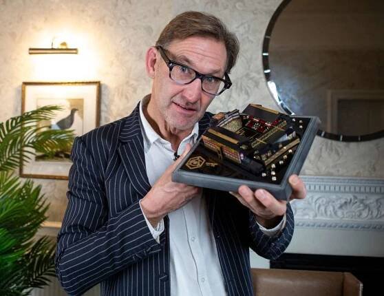 Legenda Arsenalu Tony Adams s modelem stadionu Highbury