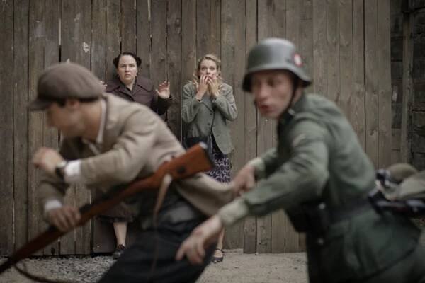 Magdalena Smalara, Vanessa Aleksander - Wojenne dziewczyny - Episode 1 - Z filmu