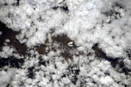 Kilimandžáro – nejvyšší vrchol Afriky si dnes obléklo šátek z mraků. Nedokážu si představit, jaké to je, stoupat skrz mraky a dostat se k osluněnému vrcholku.
