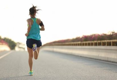mladá žena běžec běží na městské mostní silnici - jogging - stock snímky, obrázky a fotky