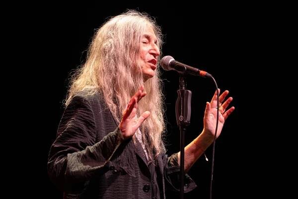 Patti Smith v Praze vyzvala k lásce k životu. Obecenstvo si okamžitě podmanila