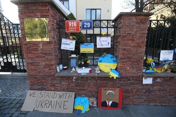 PODÍVEJTE SE: Solidarita na každém kroku. Praha se oděla do modrožluté