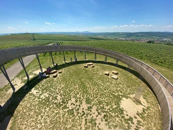 Pálava z ptačí perspektivy. Podívejte se na Svatý kopeček z dronu