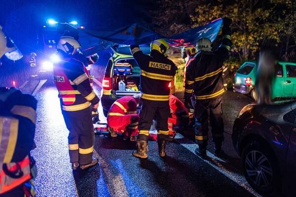 K nehodě v Rumburku přijel lékař dřív než sanitka. Na místě zasahovali i hasiči