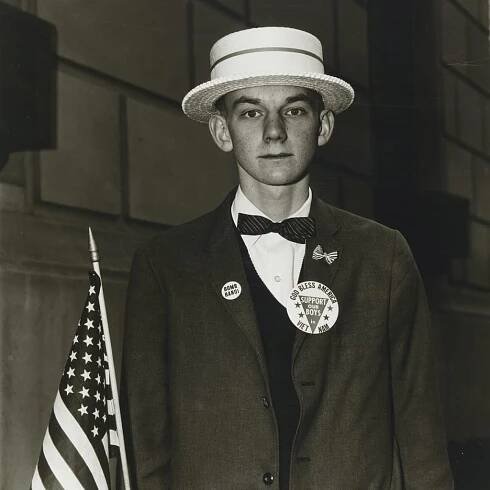 Diane Arbus - Ragazzo con paglietto