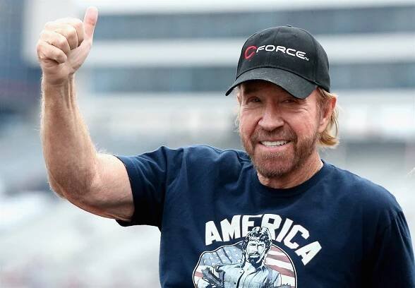 Přijdu si pro tebe, budeš plakat, vzkazuje Chuck Norris Lukašenkovi