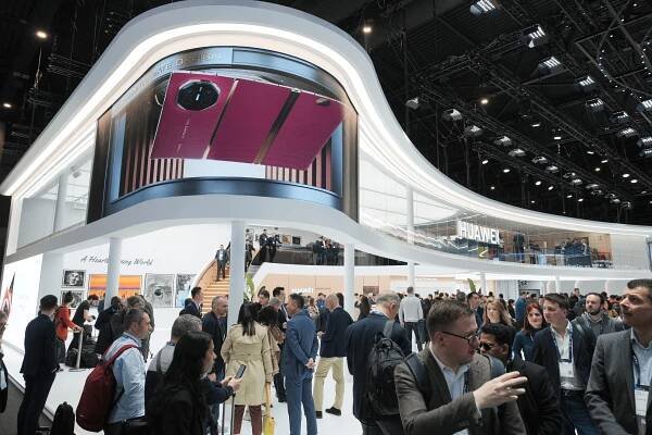 Huawei přiveze na MWC 2025 první komerční trojitý skládací telefon na světě