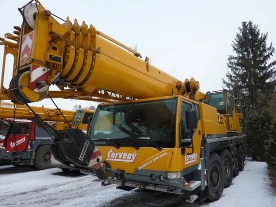 Žlutý autojeřáb Liebherr LTM 1060.2. pro zvedání nákladu do 60 tun