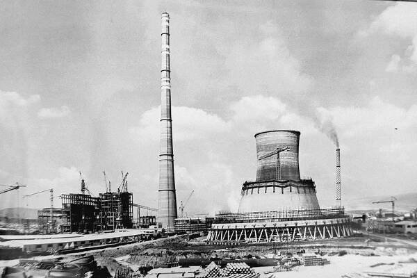 vystavba-elektrarny-tusimice-ii-v-pozadi-dnes-jiz-neexistujici-tusimice-i.jpg
