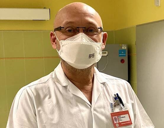 Stovky lidí čekají na výměnu kloubu. Rozjet po covidu ortopedii je jak roztlačit nákladní vlak, říká primář