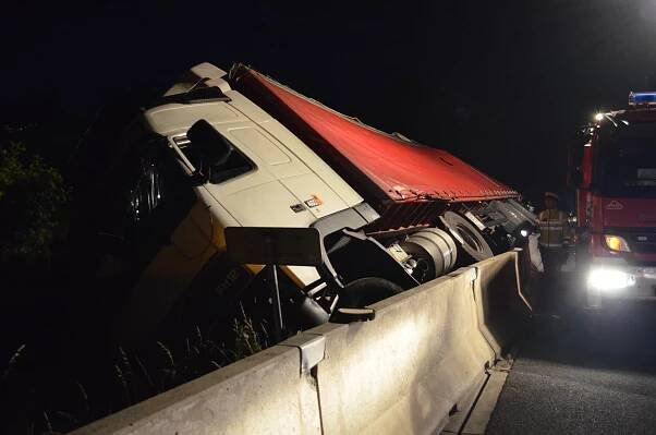 Kamion blokoval dálnici u Prahy, v brněnském tunelu hořelo auto