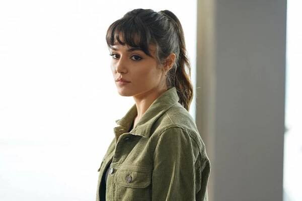 Azize - Episode 2 - Z filmu - Hande Erçel